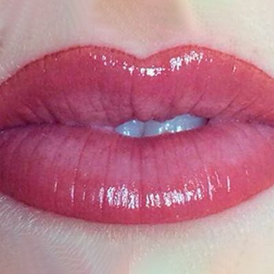 Labios después de la micropigmentación de labios
